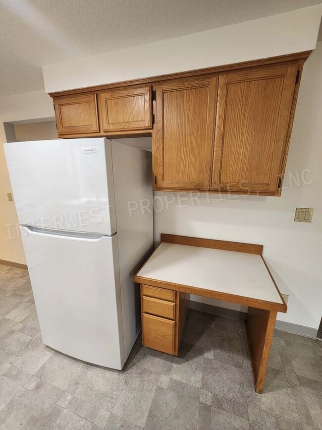 Building Photo - *1ST FULL MONTH'S RENT FREE PROMO* Spaciou...