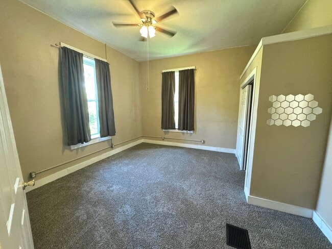 Building Photo - 6 Bedroom / 2 Bathroom House - NEXT TO SEMO's CAMPUS, LARGE YARD, INTERNET INCLUDED