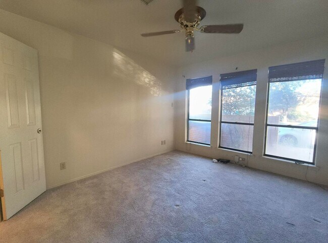 Building Photo - 2 bed/2 bath home in a great location, AVAILABLE NOW!