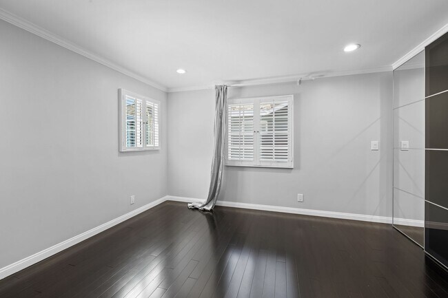 Building Photo - 5 Bedroom 5.5 Bathroom Pool Home in Encino