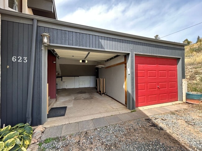 Building Photo - 2 Bedroom Mountain Home with Loft and Spec...