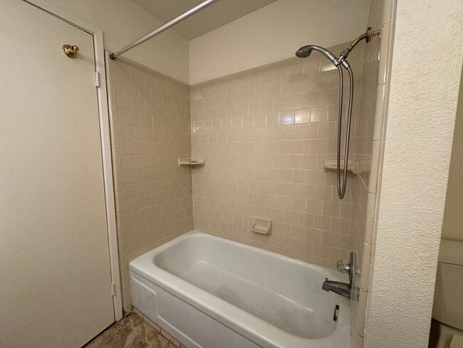 Building Photo - Large Four Bed, Two Bath Home In North Stockton