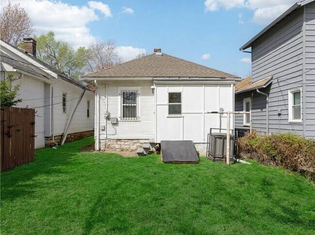 Building Photo - Charming Renovated 2 Bedroom Bungalow