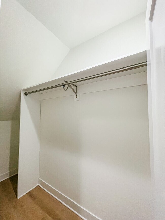 Building Photo - 204 18th St