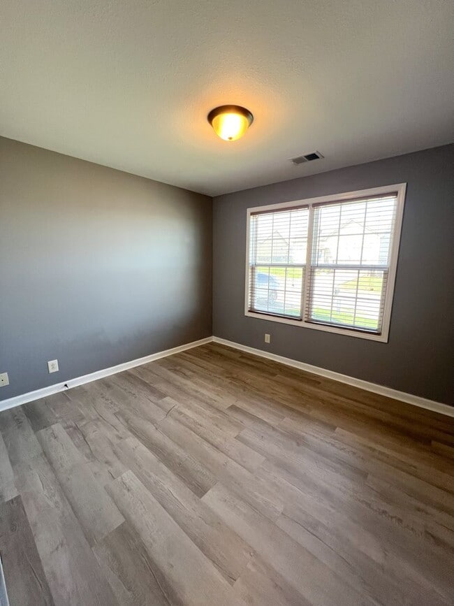 Building Photo - Gorgeous Single-Family--Fenced Backyard and Bonus Room!