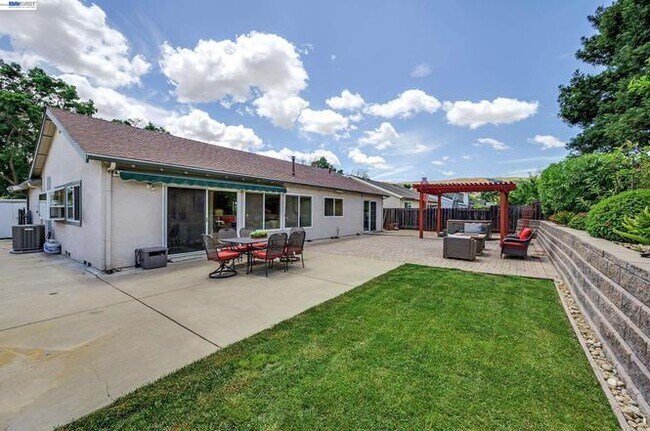 Building Photo - 2883 Westchester Dr