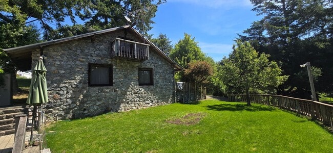 Building Photo - Charming 1-bedroom cottage nestled just 4 miles west of downtown Sebastopol in the heart of West ...