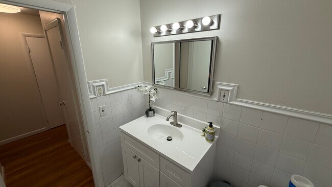 Building Photo - 484 Main St