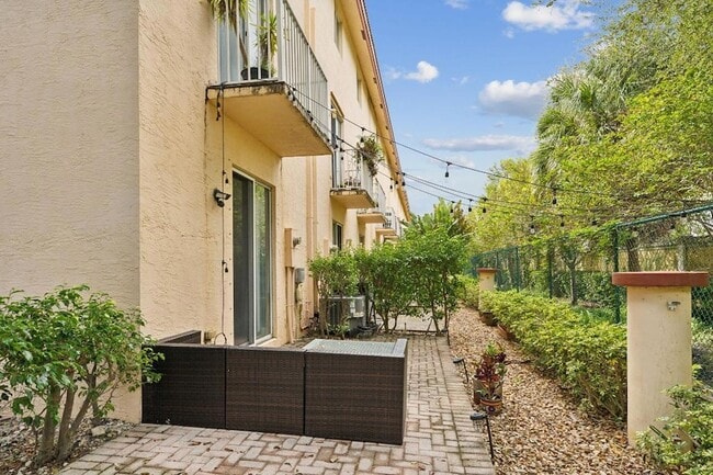 Building Photo - 2469 NE 14th St