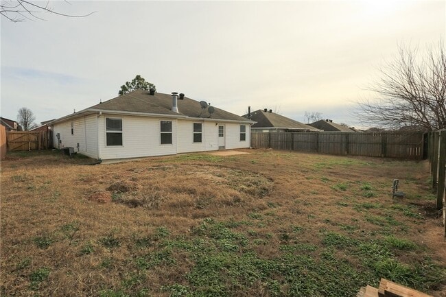 Building Photo - 900 SW River Rock St