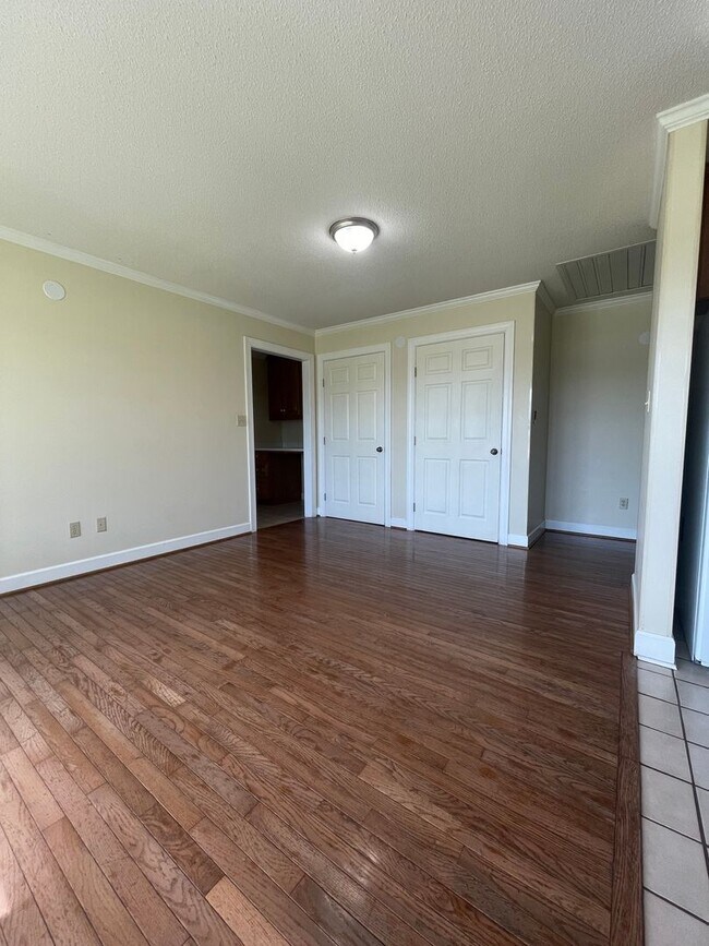 Building Photo - Spacious country home for lease