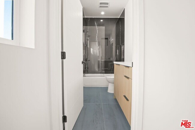 Building Photo - 1709 Burnside Ave