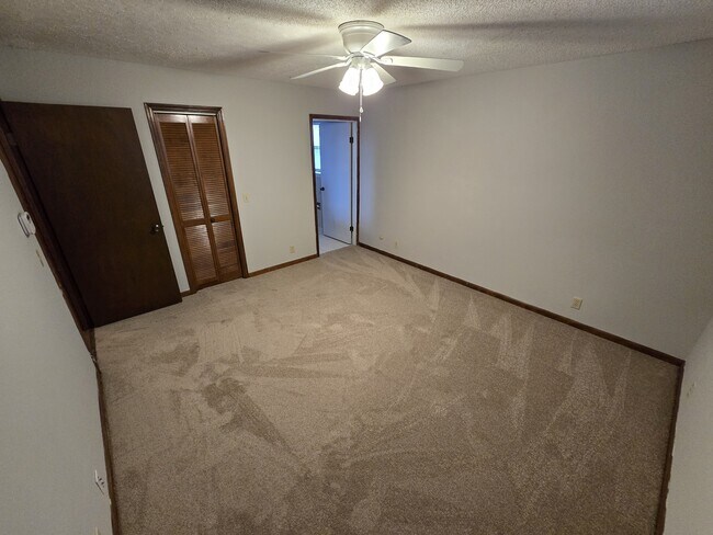 Building Photo - 425 Sunnyside Dr