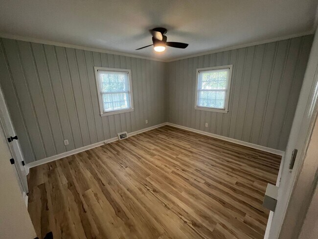 Building Photo - 5bd/2ba Remodeled Brick Ranch Home with Spacious Private Yard