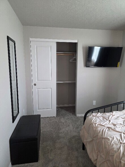 Building Photo - 600 Van Wy