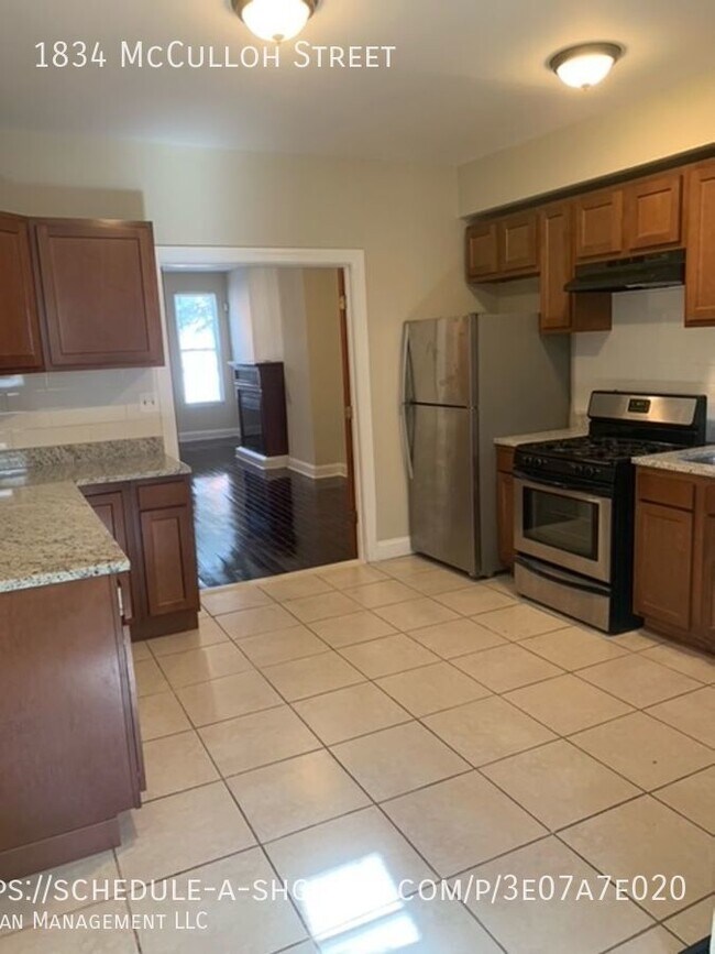 Building Photo - Enormous Rowhome in Madison Park - Close t...