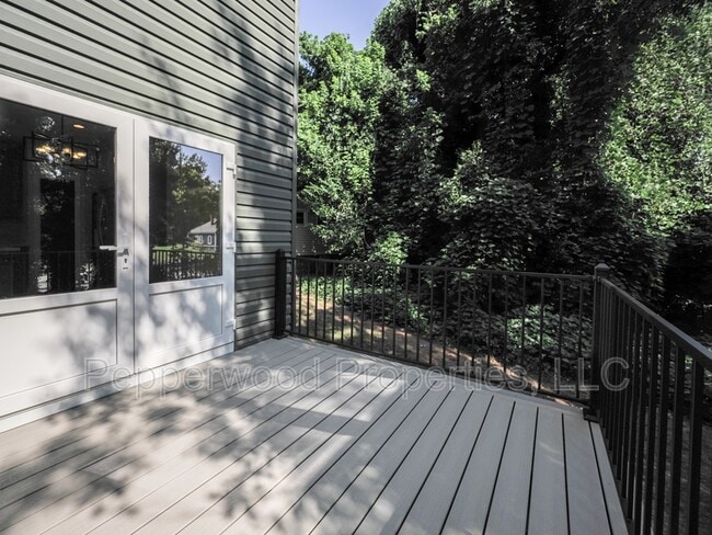 Building Photo - 933 Ansel St
