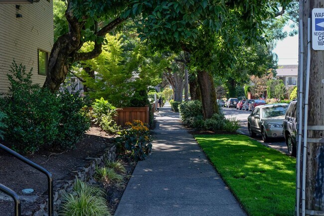 Building Photo - Classic Irvington Living in a Stylish Two-...