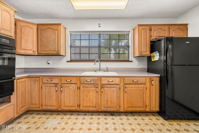 Building Photo - Check Out this 2 bed 1 bath in Alexandria