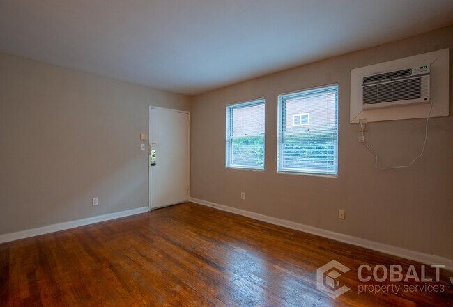 Building Photo - 944 St Charles Ave NE