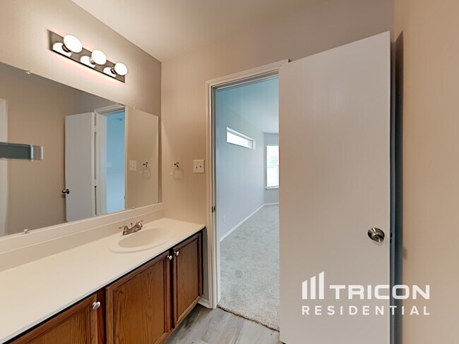 Building Photo - 10607 Shaencrest