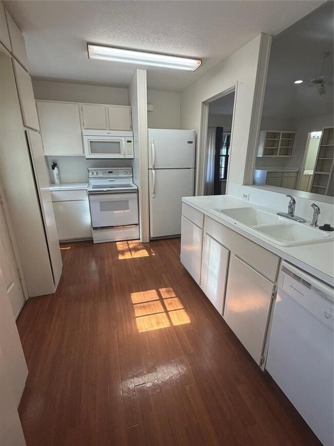 Building Photo - 728 W San Antonio St