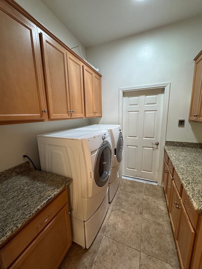 Building Photo - 4 Bed 2 Bath Charming and Well-Cared-For H...