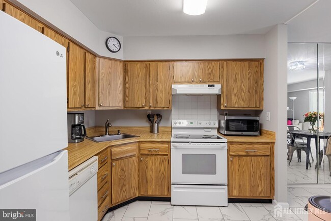 Building Photo - 23A W Bluebell Ln