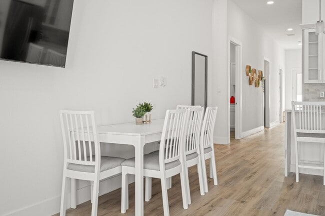 Building Photo - Gorgeous New Constriction House in Tampa - B