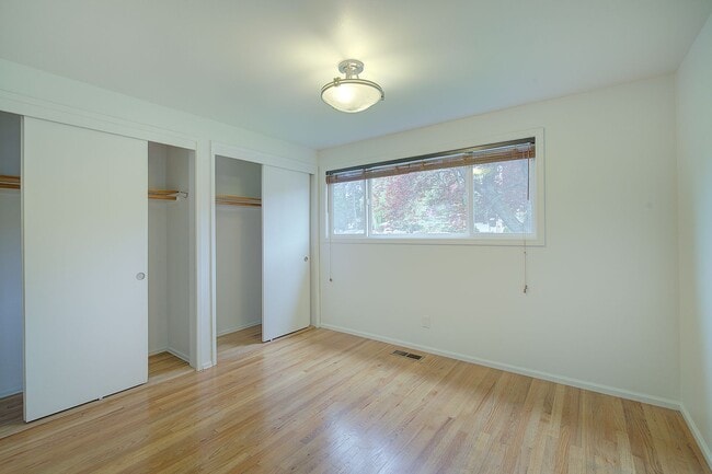 Building Photo - 3bd/1.5ba Mercer Island Home