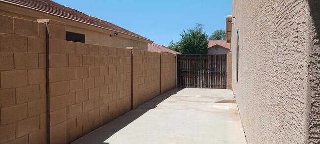 Building Photo - Spacious Two Story 4 Bed/3 Bath with Large...