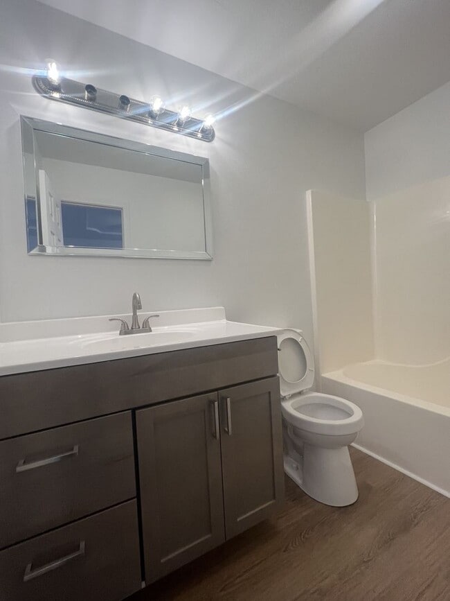 Building Photo - Beautiful newly Renovated 3 Bedroom / 2 bathroom house located in Joplin!