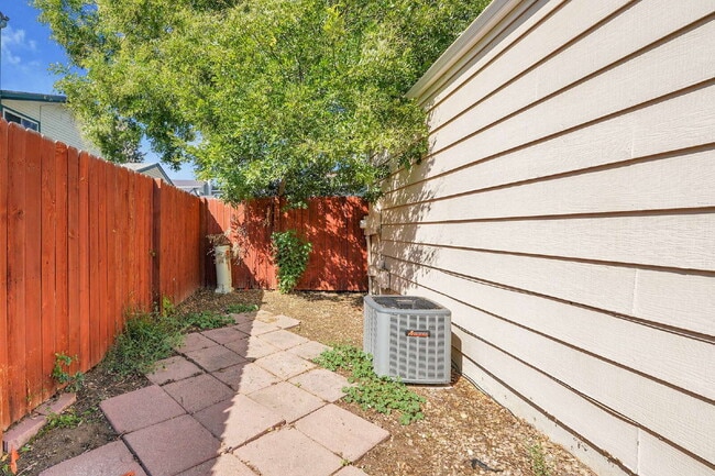 Building Photo - $2,200 - 3 Bed 3 Bath Home with 2 Primary ...