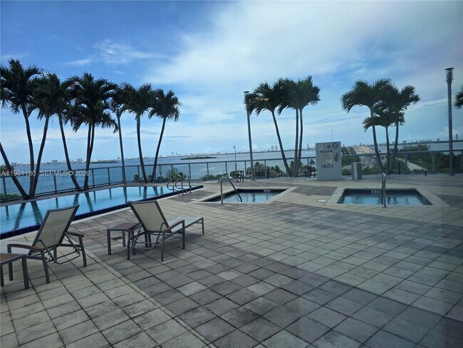 Building Photo - 601 NE 36th St