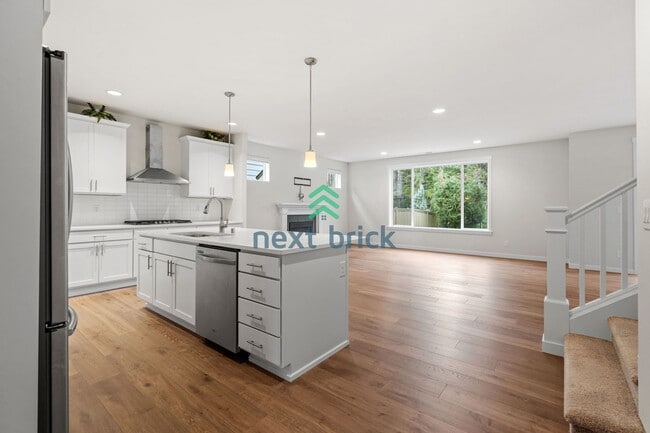 Building Photo - 5 BED & 3.5 BATH FOR RENT