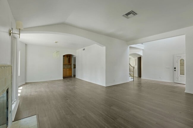Building Photo - Elegant 5-Bedroom Estate with Pool in Prime Woodland Hills