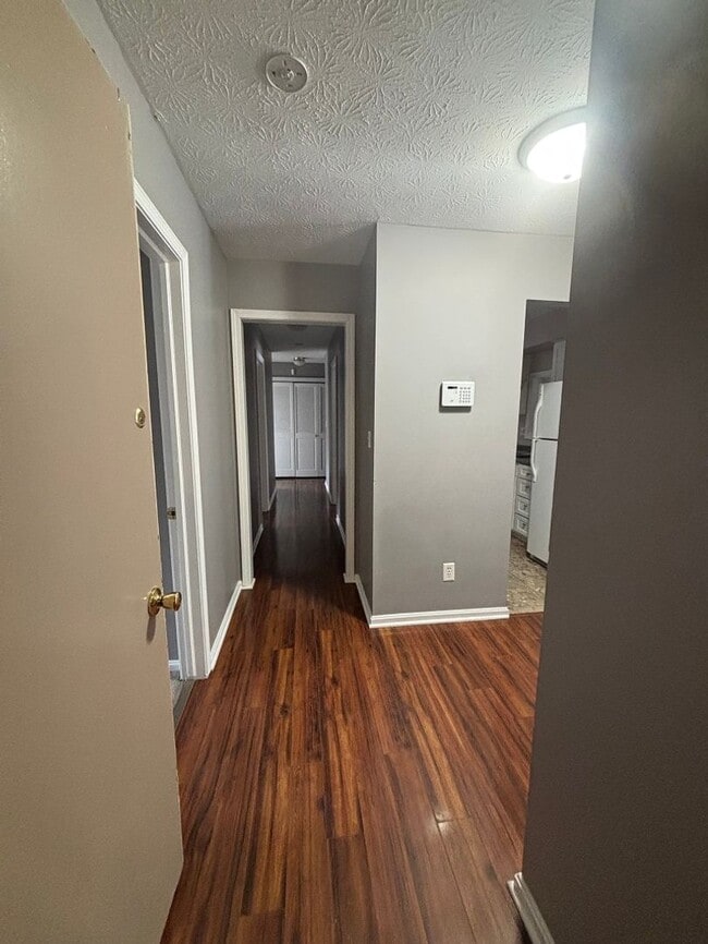 Building Photo - 6970 Carriage Hill Dr