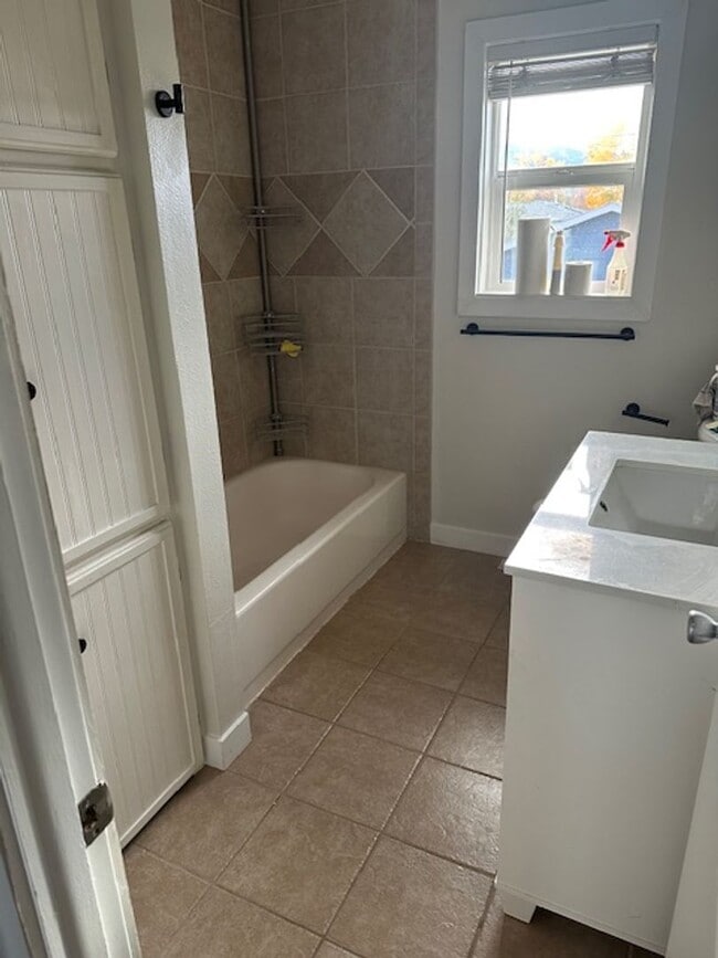 Building Photo - Newly remodeled Large Split entry home on North
