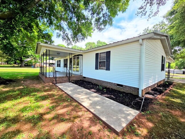 Building Photo - Pristine Retro Gem! Available now on premium corner lot in Easley