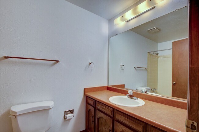 Building Photo - 4 bedroom, 3 bath home with 2 car garage