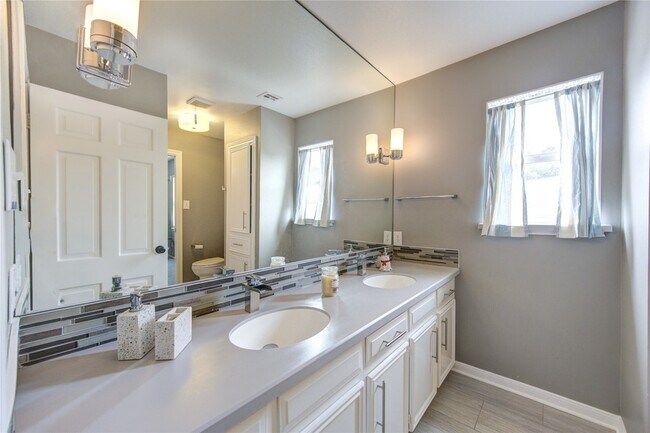 Building Photo - 15739 Fleetwood Oaks Dr