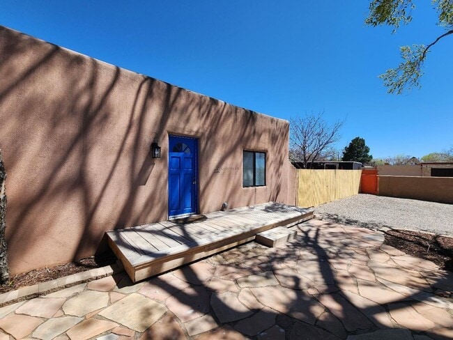 Building Photo - 212 Tesuque Dr