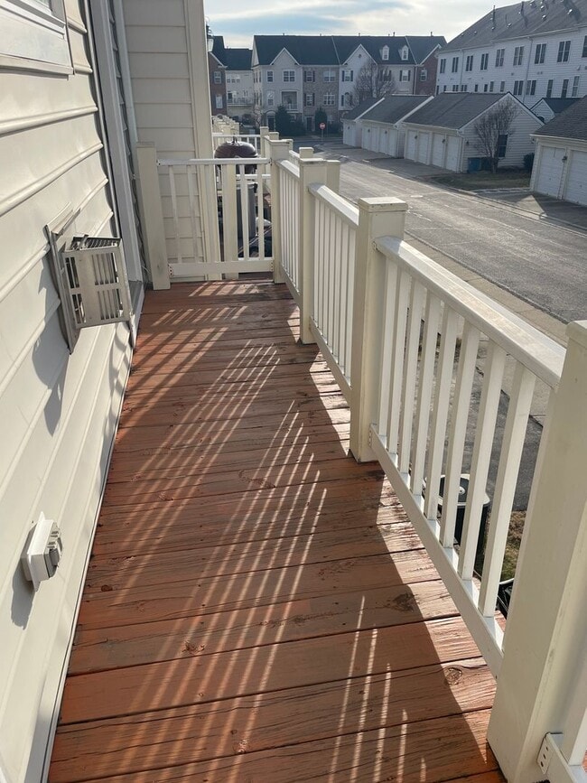 Building Photo - Stunning Light-Filled 3 Bed 2/2 Bath Townhome In Sought After Brambleton