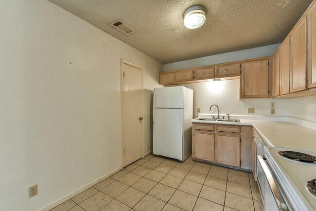 Building Photo - 3708 Hereford Ln