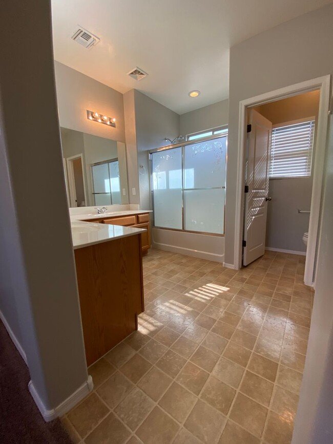 Building Photo - 3 Bedroom 2.5 bathroom beautiful house for...