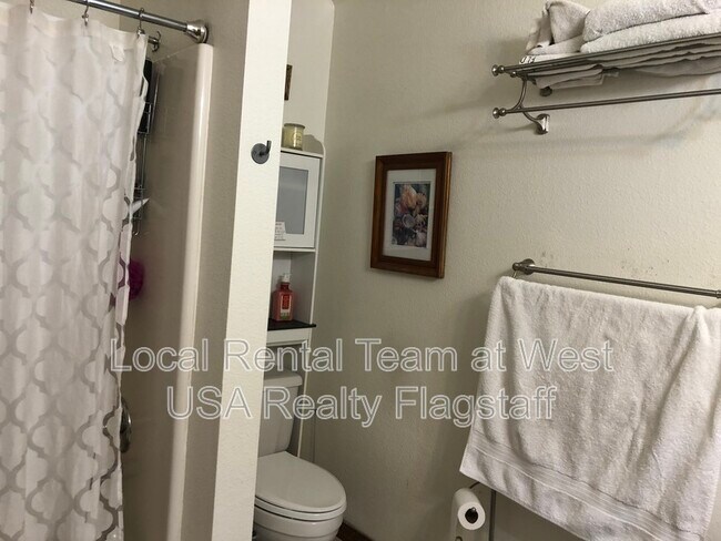 Building Photo - 3060 S Walkup Dr