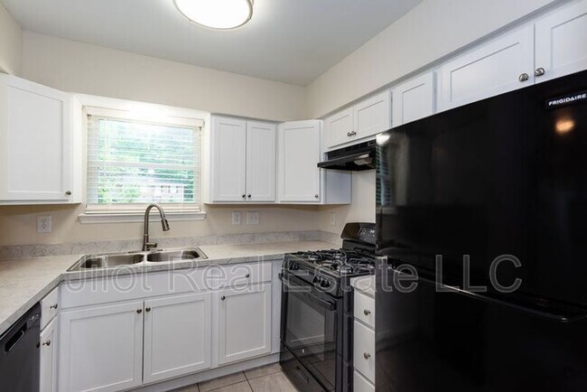 Building Photo - 2015 Oak Park Ln