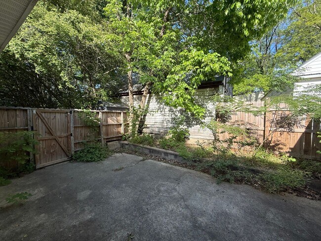 Building Photo - **OFFERING REFUNDABLE APPLICATION FEES & $150 MOVE IN PROMOTION** Newly Remodeled 3BD, 1BA Raleig...
