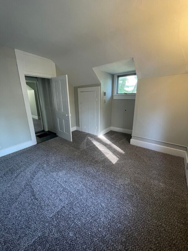 Building Photo - 3 Bedroom Single Family Home Near Columbia...