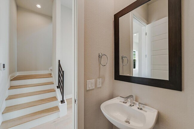 Building Photo - 6133 Florencia Ln